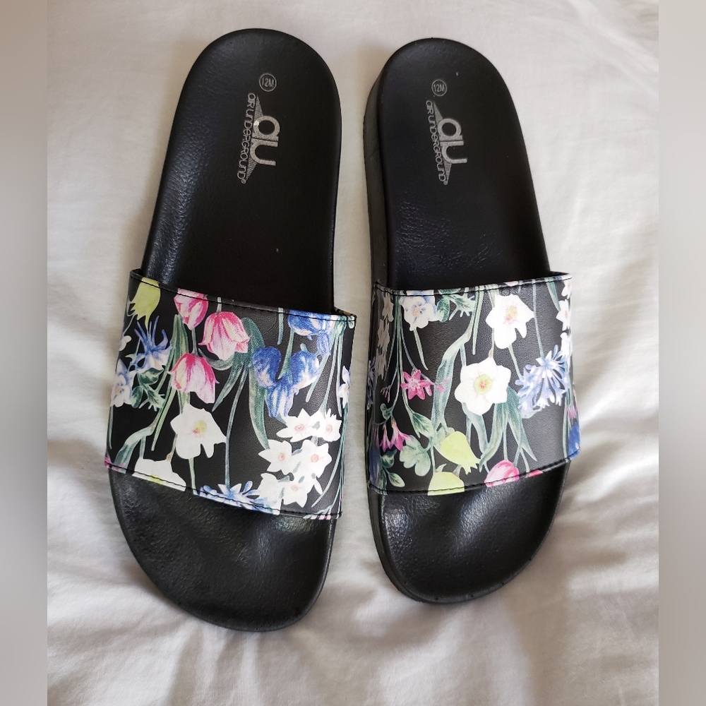 Fits size 10-12. Air Underground flower print slides.